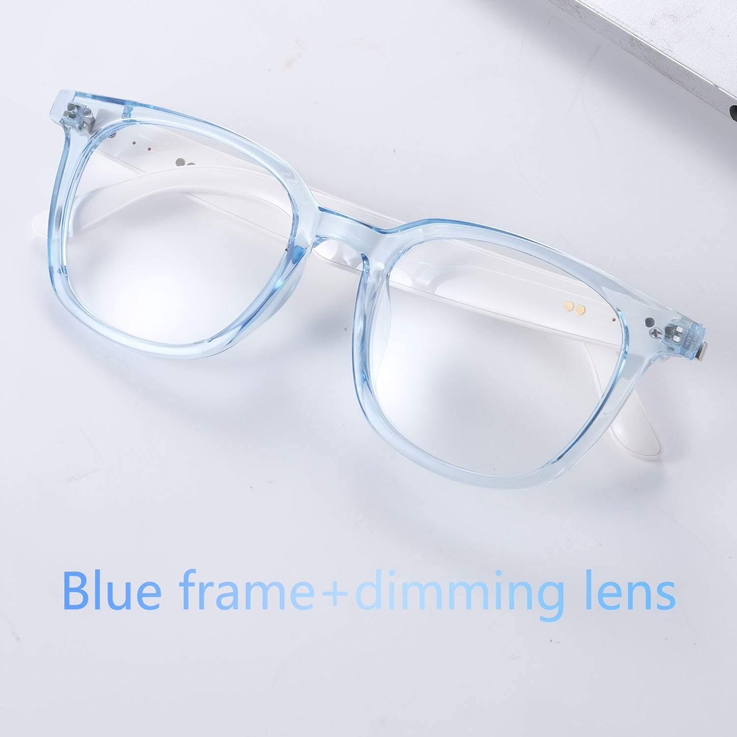 Smart Glasses with Automatic Dimming Lenses